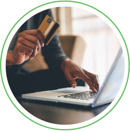 Acheteur en ligne achetant avec une carte de crédit